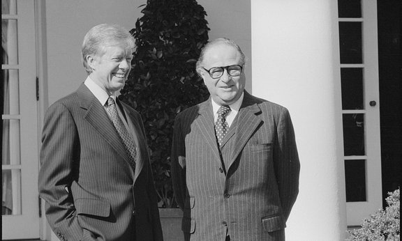 Der österreichische Bundeskanzler Bruno Kreisky steht mit US-Präsident Jimmy Carter vor dem Weißen Haus in Washington, D.C.