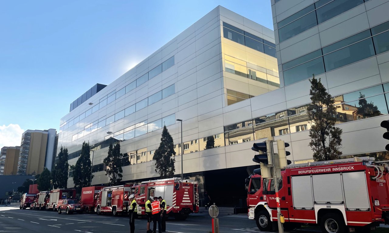 Feuerwehrfahrzeuge vor dem dem Centrum für Chemie und Biomedizin