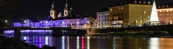 Innsbruck bei Nacht mit Inn