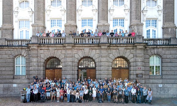 Die Teilnehmerinnen und Teilnehmer der Tagung vor dem Hauptgebäude der Universität Innsbruck..