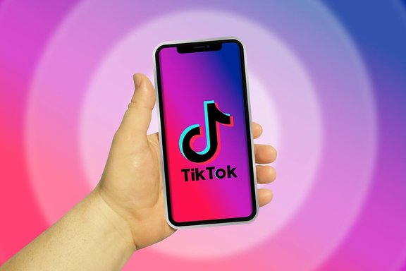 Smartphone mit geöffneter TikTok-App