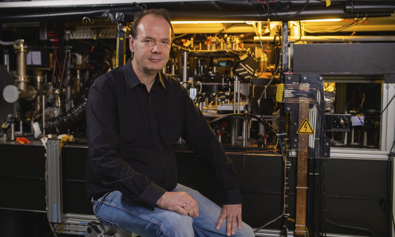 Physiker Rudolf Grimm erforscht suprafluide Materiezustände. 