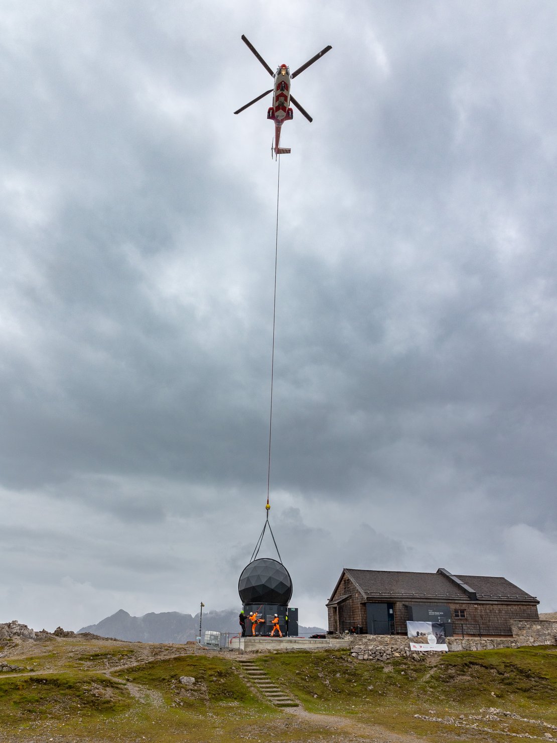 Hubschrauber mit Gurt und daran hängender Kuppel