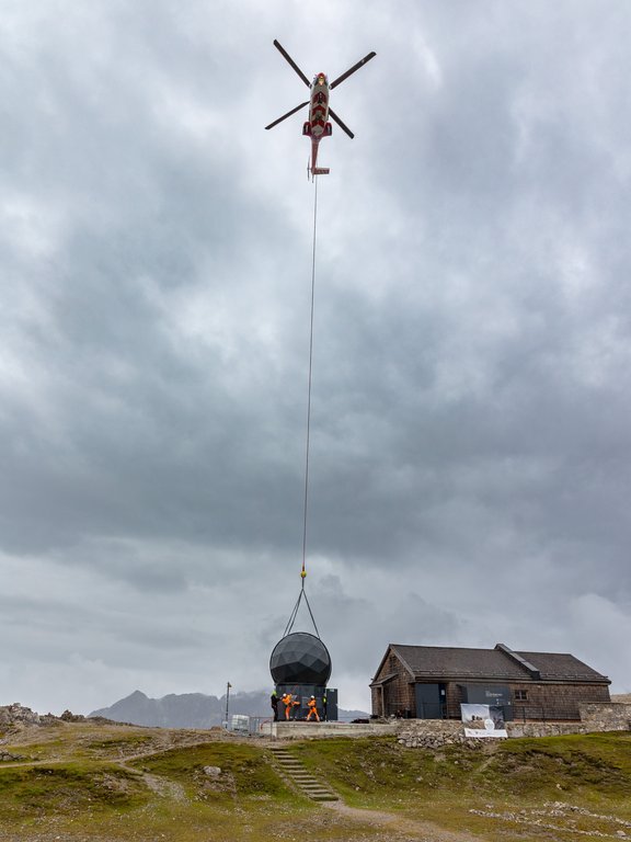 Hubschrauber mit Gurt und daran hängender Kuppel