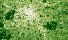 Satellitenaufnahme der Innenstadt von Paris in grüner Farbe