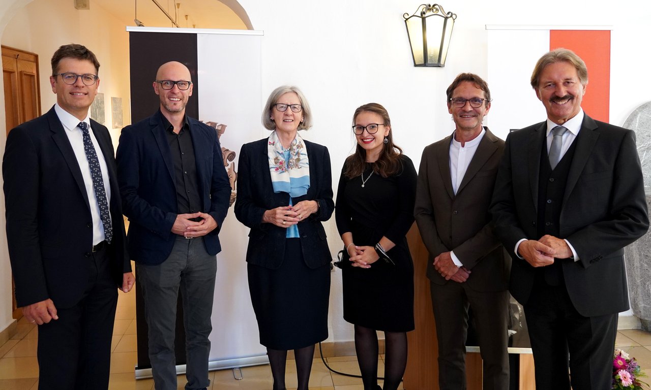 Michael Brandl (Bezirkshauptmann und Vorstand der Ernst-Brandl-Stiftung), Mario Riesner (CEO Sandoz), Monika Brandl, Preisträgerin Monica Fernández-Quintero, Vizerektor Bernhard Fügenschuh und Bürgermeister Hans Lintner (v.l.n.r.). 