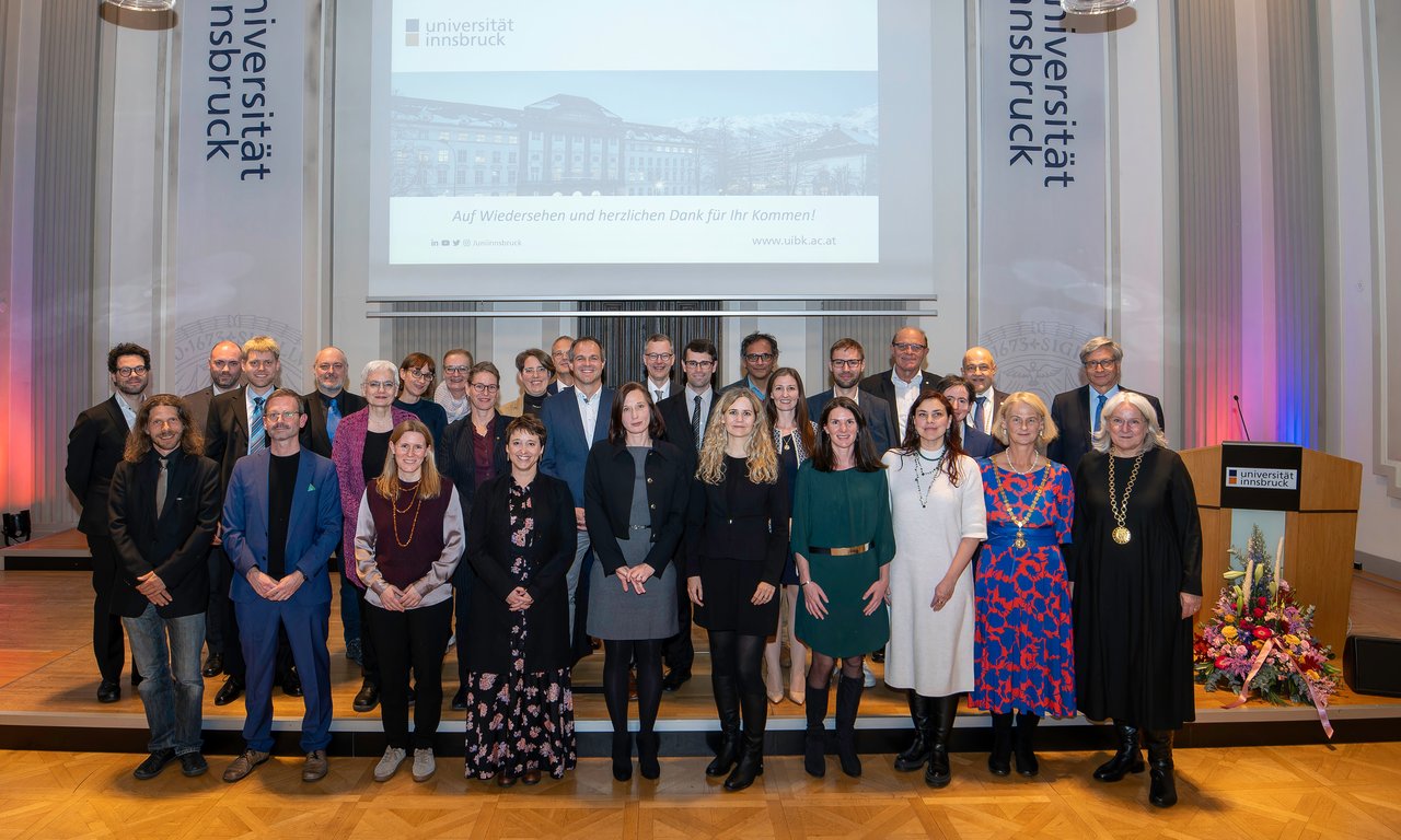 Gruppenfoto der Neuberufenen und Habilitierten mit den anwesenden Rektor:innen