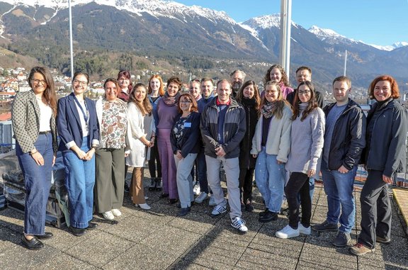 Gruppenbild Mitarbeiter:innen der Personalabteilung Univ. Potsdam und der Personalabteilung Univ. Innsbruck mit dem Vizerektor für Personal Dirk Rupnow