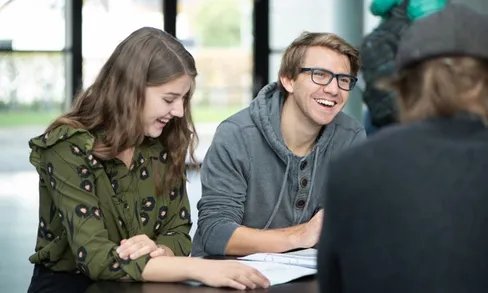 zu sehen sind Student:innen
