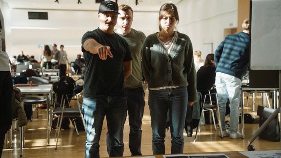 Studierende suchen ihre Ausdrucke aus