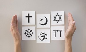 Zu sehen sind viereckige Kärtchen, auf diesen sind die jeweiligen Symbole der großen Weltreligionen gedruckt.