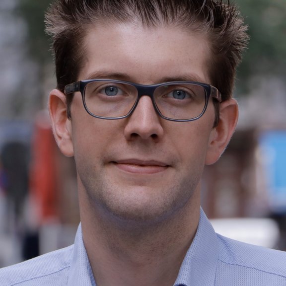 Zu sehen ist Andree Burke, er lächelt.