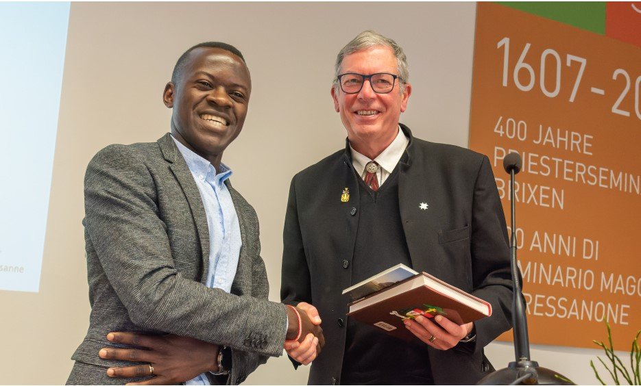 Clement Mayambala mit Prof. Paul Renner, Foto: PTH Brixen