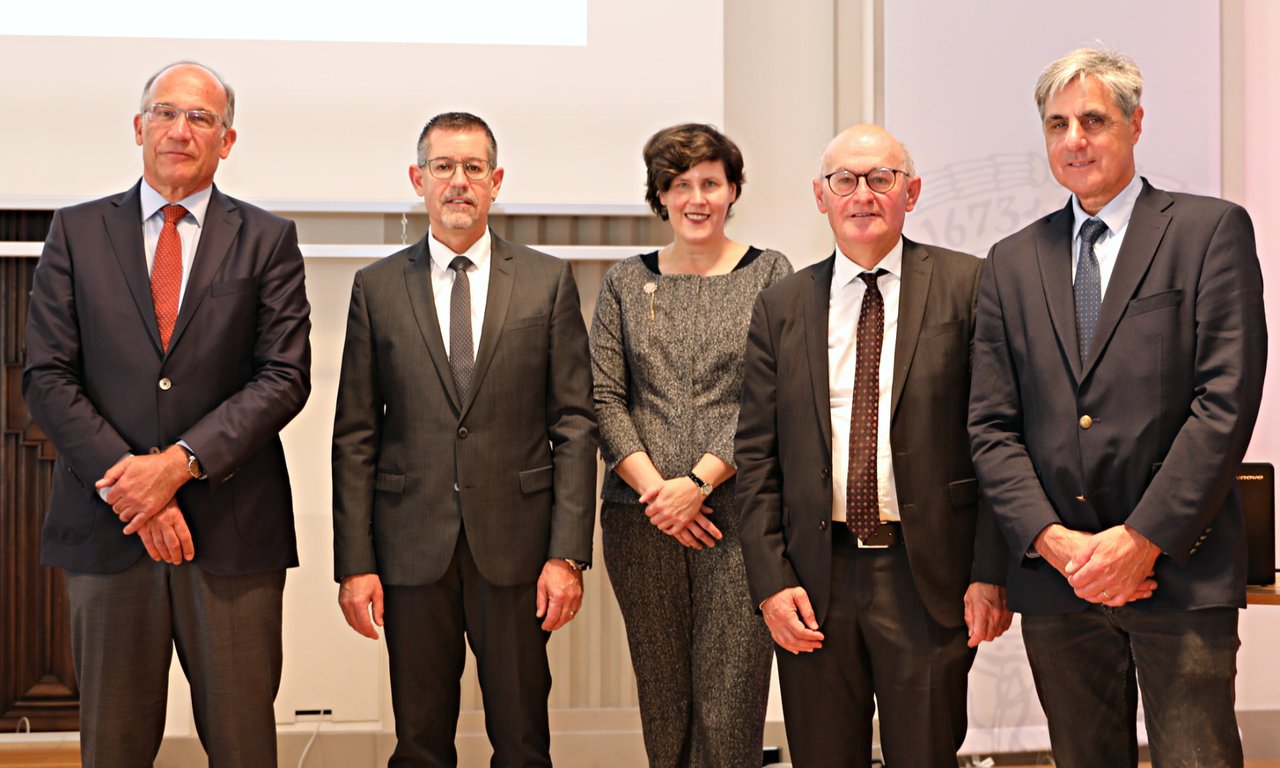 Gruppenbild von Vortragenden bei der Tagung zur Verfassung von Liechtenstein.