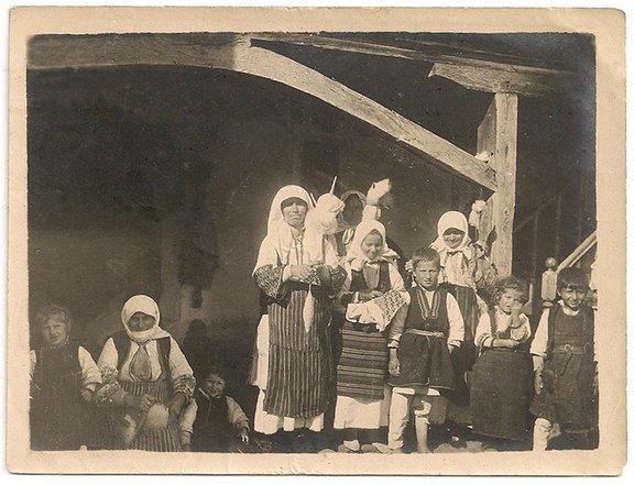 Uzbekistan, women spinning_1925