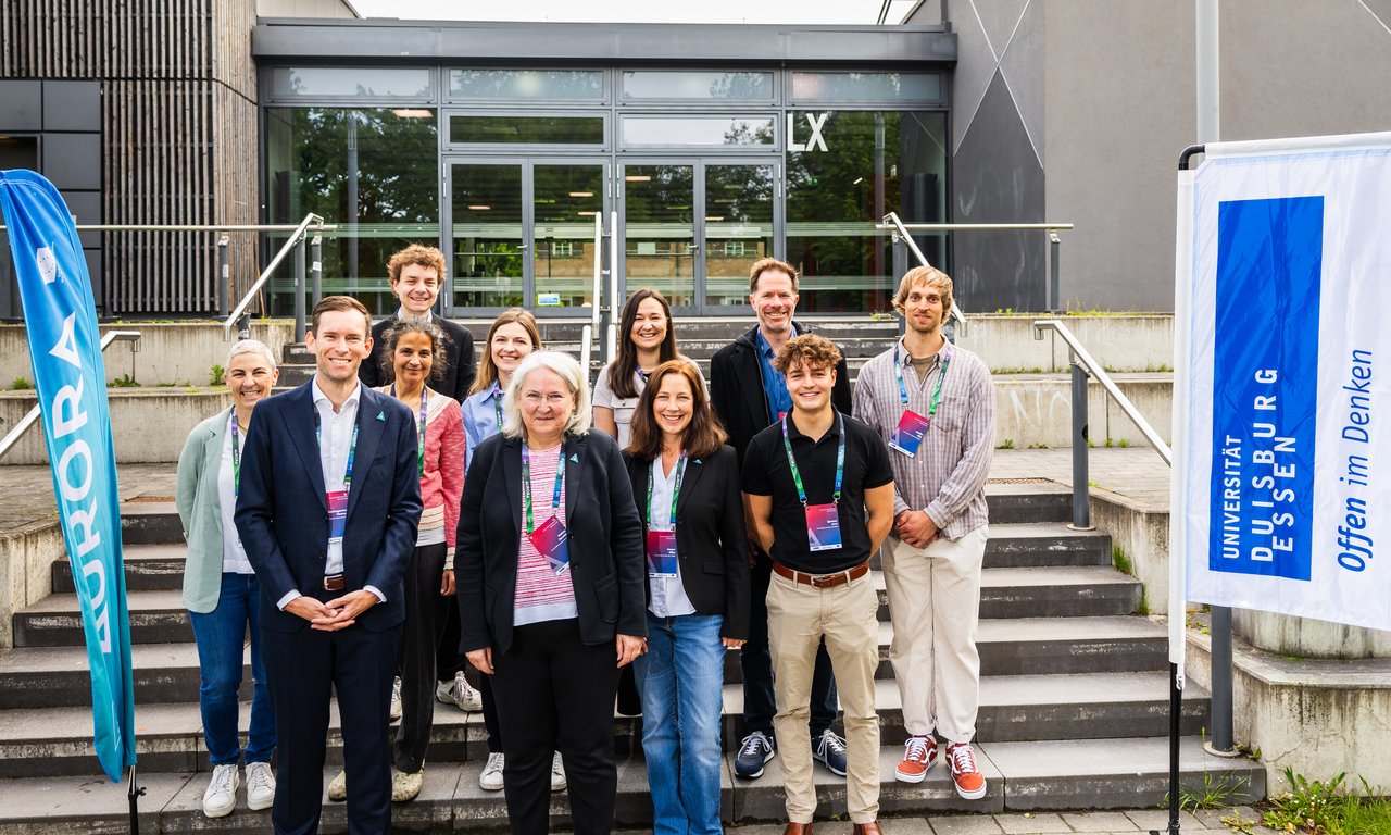 Gruppenfoto vor der Universität Duisburg-Essen mit Vizerektorin Janette Walde