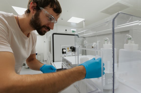 Patric Simões-Pereira bei der Arbeit mit dem Massenspektrometer.