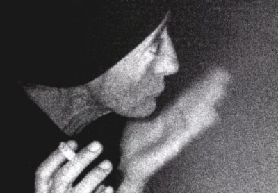 Christine Lavant, 1964. Dieses Bild wählten wir als "Logo" des Kommentierten Gesamtbriefwechsels. Neben Lavant sitzt Ludwig v. Ficker im Dunst ihrer Zigarette. Wer das Foto aufnahm, ist nicht bekannt.