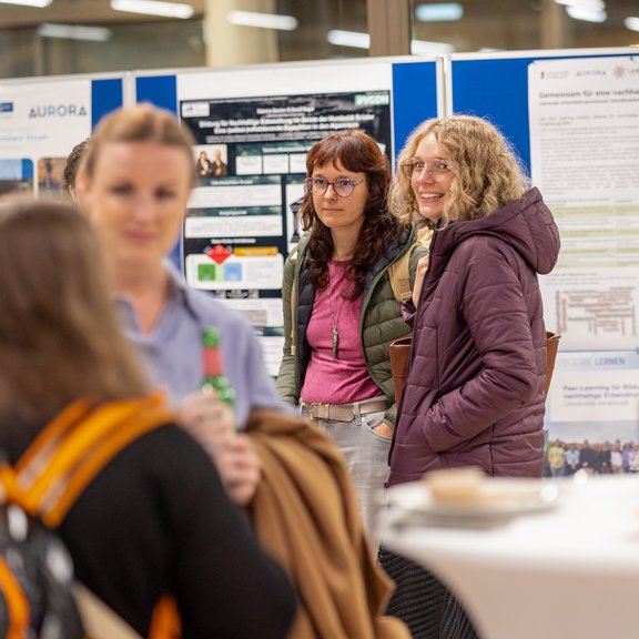 Agnes Tauscher (links, Koordinatorin) und Silke Meyer (Leiterin des Network of Areas) stoßen auf den erfolgreichen Auftakt an
