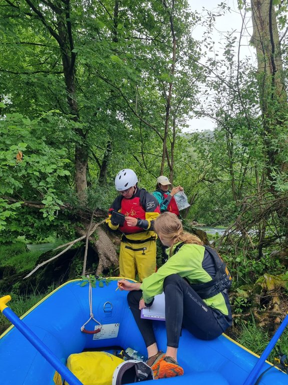 Studenten im Schlauchboot