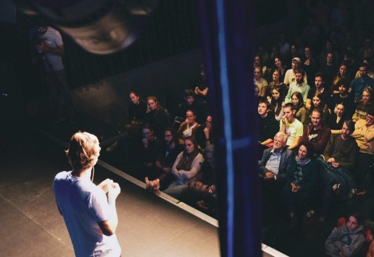 Guido Thaler auf der Bühne des Treibhaus beim Science Slam