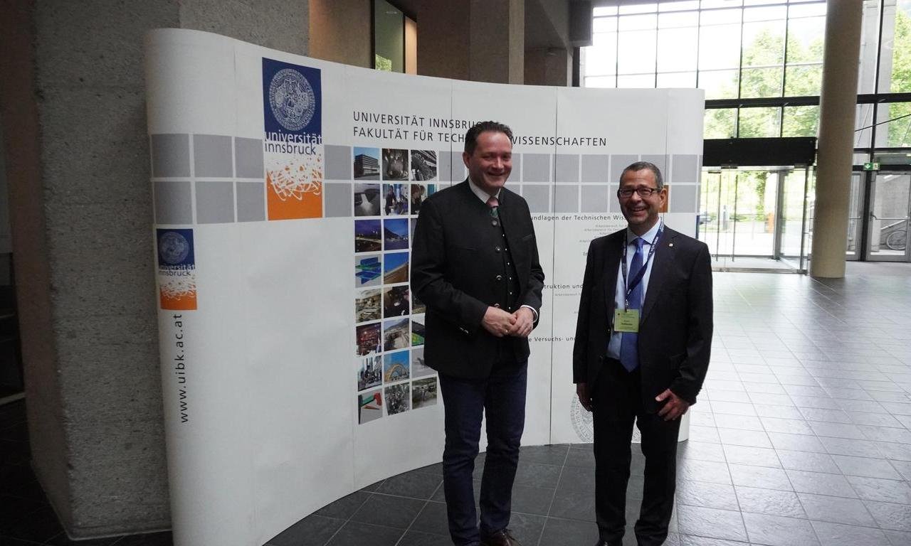 BM Norbert Totschnig gratuliert Robert Hofmann zum gelungenen 20. Tiroler Geotechniktag Naturgefahren