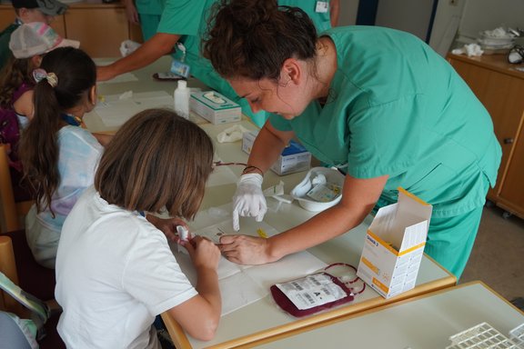 Ein Kind bestimmt die eigene Blutgruppe