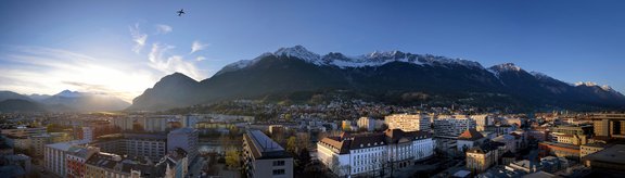 Uni Innsbruck vor Nordkettenpanorama