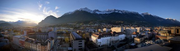 Uni Innsbruck vor Nordkettenpanorama