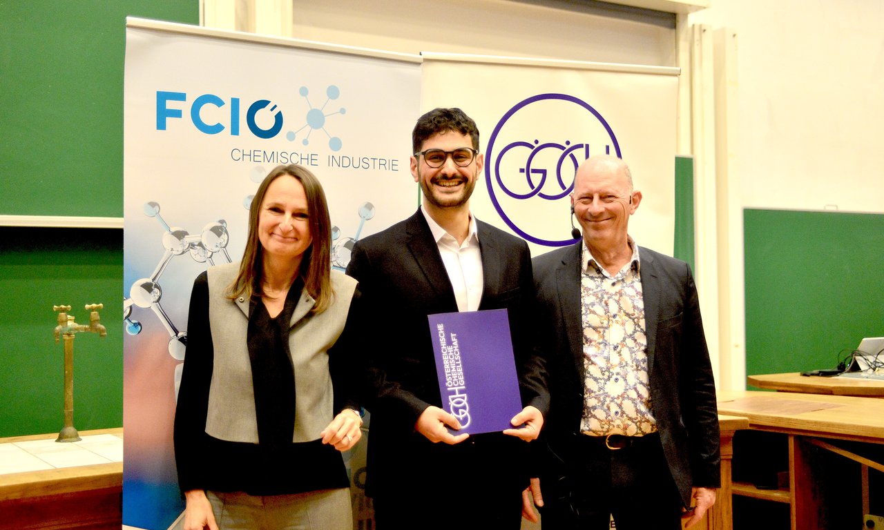 Sylvia Hofinger (Geschäftsführerin FCIO), Preisträger Kemal Önen und GÖCH-Präsident Peter Gärtner bei der Preisverleihung in Wien