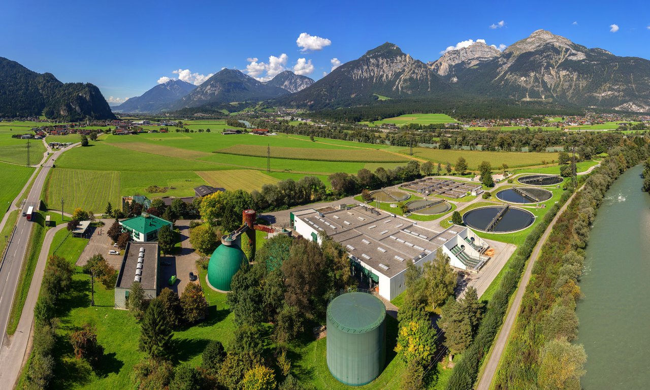 Panoramabild einer Kläranlage.