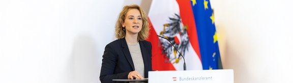 Titelbild Eva-Maria Holzleitner