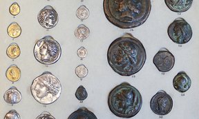 Zahlreiche antike Münzen