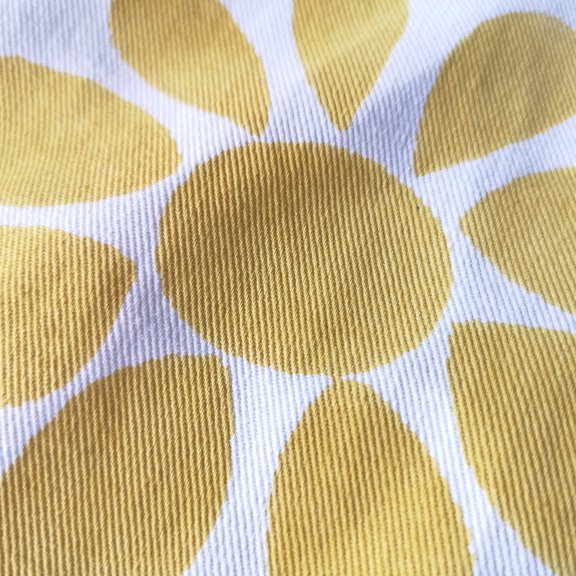 Gelber Aufdruck auf einer Textilie, Motiv Sonne