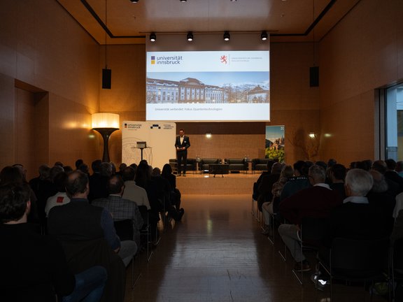 Foto von Publikum und Bühne