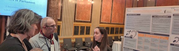 Sarah Scharnagl bei der Präsentation im Parlament