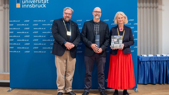 Dekan Dirk Rupnow, Christoph Schwarz, Rektorin Veronika Sexl