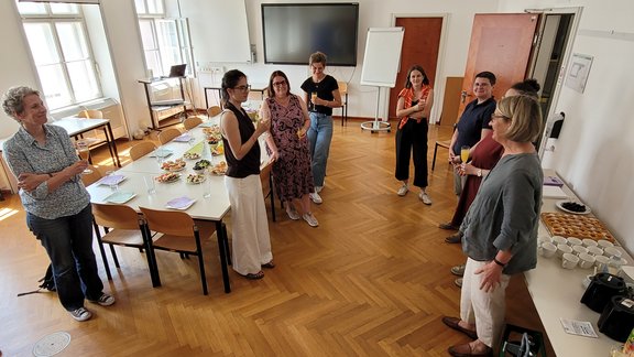 Zu sehen sind die Mitglieder des Instituts.