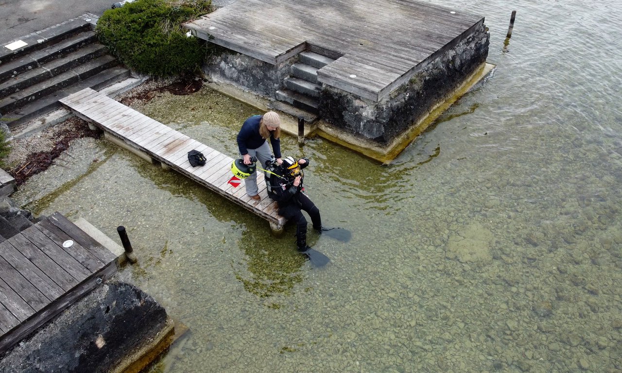 Forschungstaucher:innen vor einem Einsatz am Traunsee