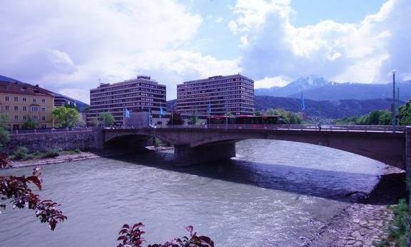 Bild von Uni Bruno-Sander-Haus und Geiwi Turm mit Brücke und Fluss