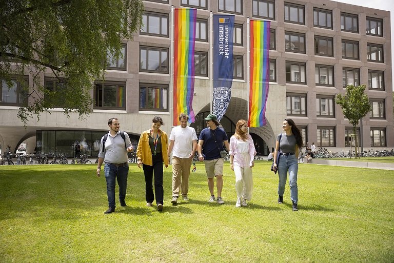 Personen gehen gemeinsam über eine Wiese