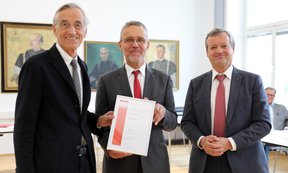 AAQ-Direktor Christoph Grolimund überreichte die Urkunde persönlich an Rektor Tilmann Märk und Universitätsratsvorsitzenden Werner Ritter.