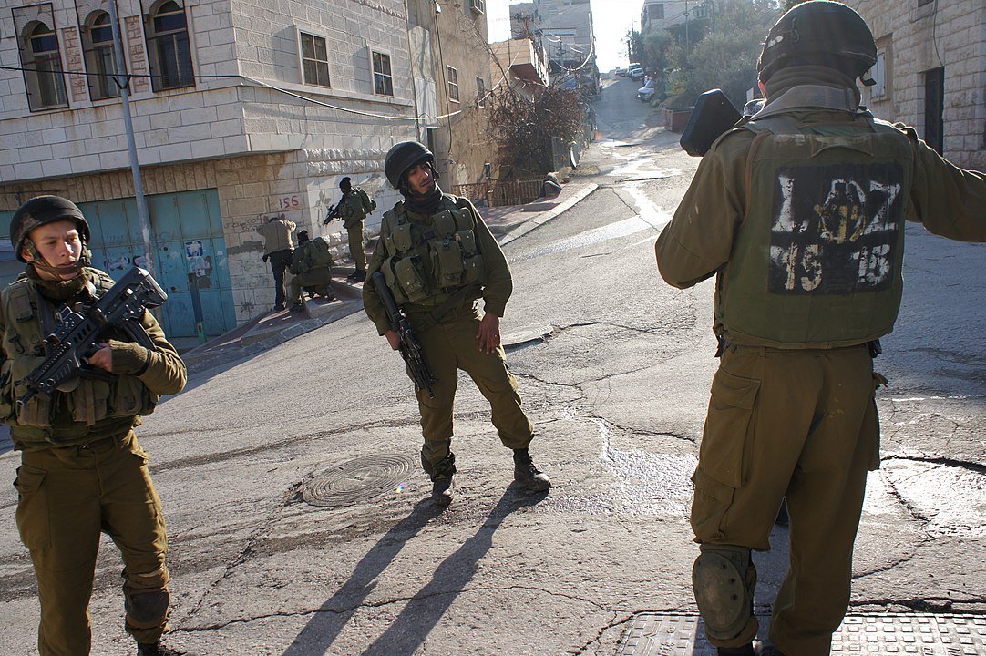 Golani-Soldaten bei der Durchsuchung von Palästinensern in Tel Rumaida, am Gilbert-Kontrollpunkt.