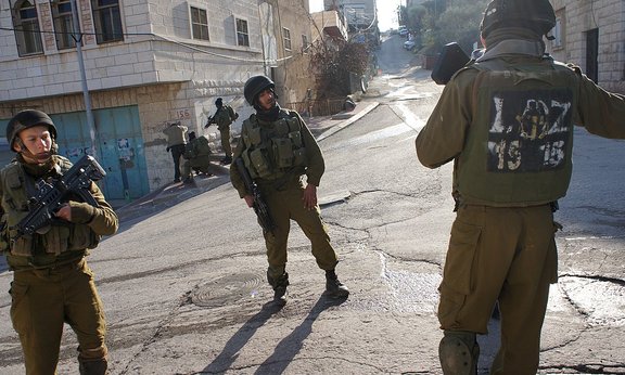 Golani-Soldaten bei der Durchsuchung von Palästinensern in Tel Rumaida, am Gilbert-Kontrollpunkt.
