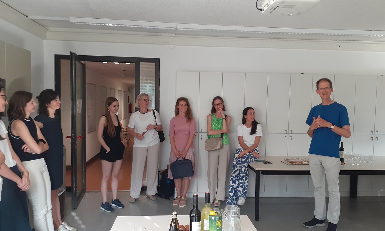 Mitarbeiter:innen des Instituts beim Umtrunk zum Semesterende