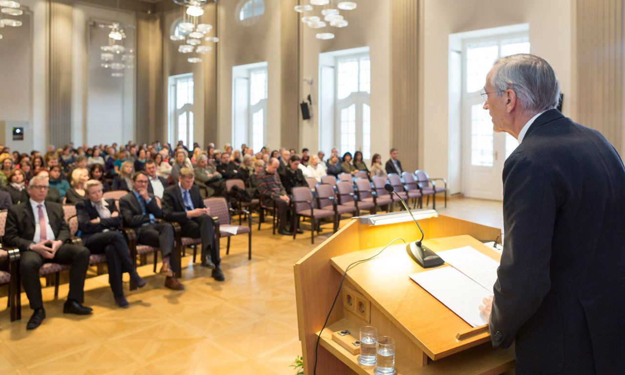Rektor Märk am Podium.