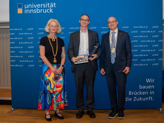 im Bild: Rektorin Veronika Sexl, Ralph Timmers, Laudator Vizerektor Gregor Weihs