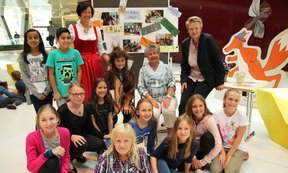 Ötzi-Finderin Erika Simon mit Volksschul-Kindern