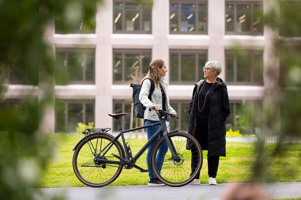 Symbolbild: Personen mit Rad