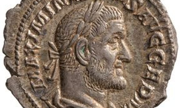 Silberdenar, Vorderseite, mit der Abbildung des Kaisers Maximinus und der Legende MAXIMINVS PIVS AVG(ustus) GERM(anicus)